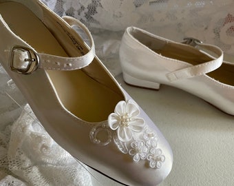 Girls Communion Shoes lace appliqué with pearls, Flower girls White shoes plus more colors shoes,low heel girls shoes,Pageant girls shoes,
