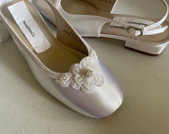 White Communion beaded Shoes beaded flower sling back style closed toe 3/4" heel,Flower Girl White Shoes white pearls flower,Communion shoes