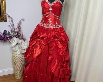 Vestido vintage sin tirantes de tafetán rojo oscuro con cuentas plateadas, talla 6, vestido de quinceañera de principios de la década de 2000, lazos rojos, escote en forma de corazón brillante.