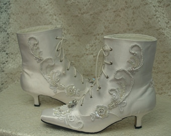 BOTAS DE BODA VECTORIANAS TALLA 10 Marfil claro, botas estilo años 20, botas con cordones adornadas con encaje satinado, botas con cordones de seis agujeros estilo Gran Gatsby.