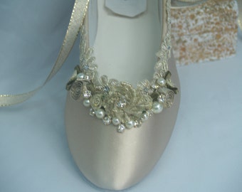 Storlek 6 Guld Champagnefärgade Platta satinskor med guldblommor, ballerinamodell, leveransklara storlek 6, snörning, guldblommor, pärlor