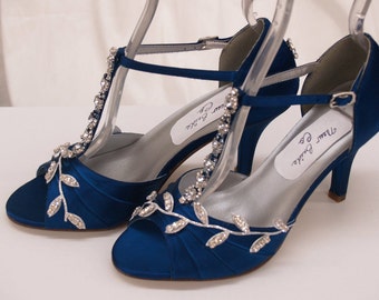 Blaue Brautschuhe mit Swarovski-Kristallen in Silber, handgefärbter Satin, Peep Toe, bedeckt mit Knöchelriemen