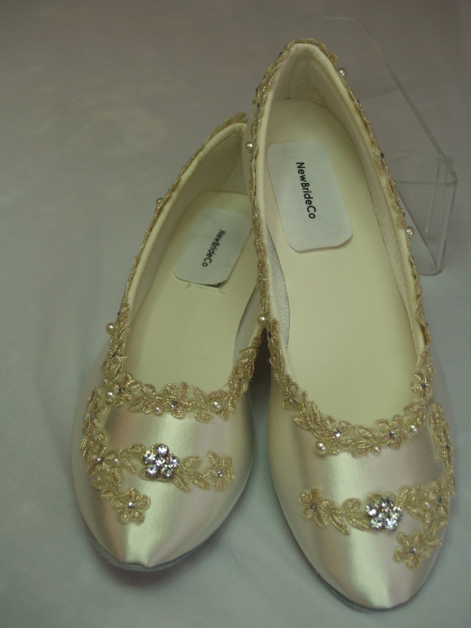 size 8 1/2 flats ivory w/ gold lace applique, wedding in ivory, ballet style slippers, flat closed toe shoes, victorian, gatsby