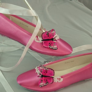 Zapatos planos de talla 7 en color rosa intenso con mariposas en color rosa intenso y zapatillas estilo ballet con cordones y cinta, para quinceañeras, mariposas, listos para enviar