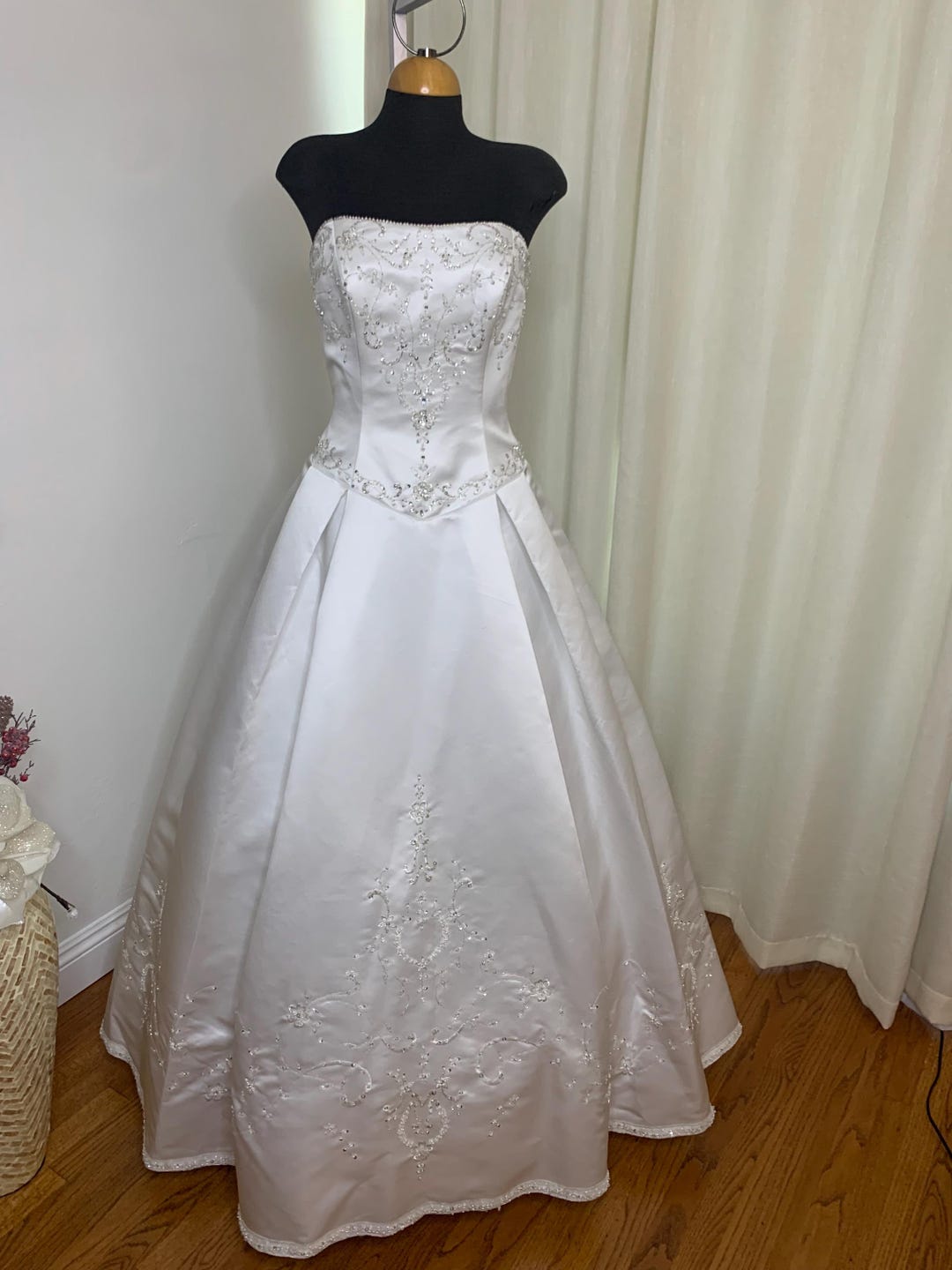 Ivory Basque Vintage Size 14 Ivory Satin Wedding Gown With Basque Waist and Silver ...