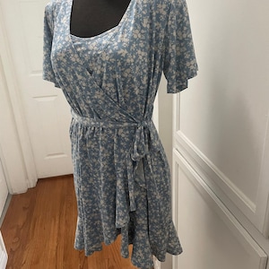 Vintage Blue mini dress with white printed flowers Size M polyester and spandex, Blue mini dress size M,  short sleeves blue white dress
