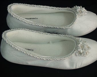 Tamanho 6 Flats Confortáveis Casamento Branco Sapatos Enfeitados renda, cetim flores pérolas cristais Chinelos de Recepção, conjunto de pérolas, Pronto para Envio