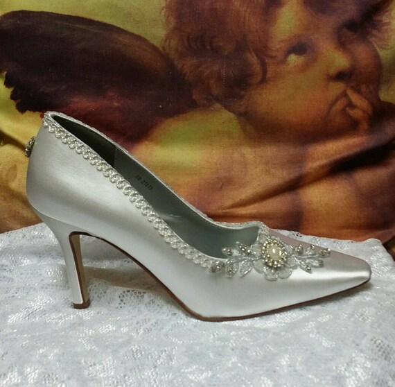 white pumps size 2