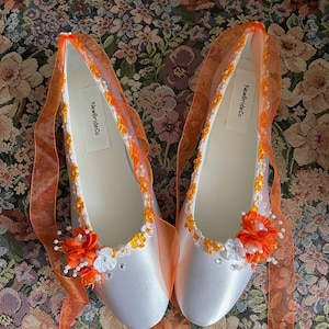 Zapatos planos de boda de color naranja mandarina y blanco, zapatillas de ballet de satén blanco con flores naranjas, zapatos planos de color naranja con cordones y lazo, estilo bailarina