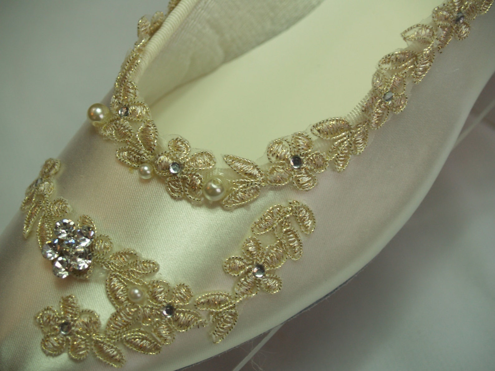 size 8 1/2 flats ivory w/ gold lace applique, wedding in ivory, ballet style slippers, flat closed toe shoes, victorian, gatsby