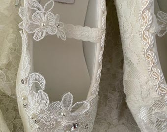 Size 8.5M Ready to Ship Ivory Lace Wedding Flats: Hand-Dyed Mary Jane Shoes, Lace Bridal Shoes, Lace Mary Janes, Flowers appliqué