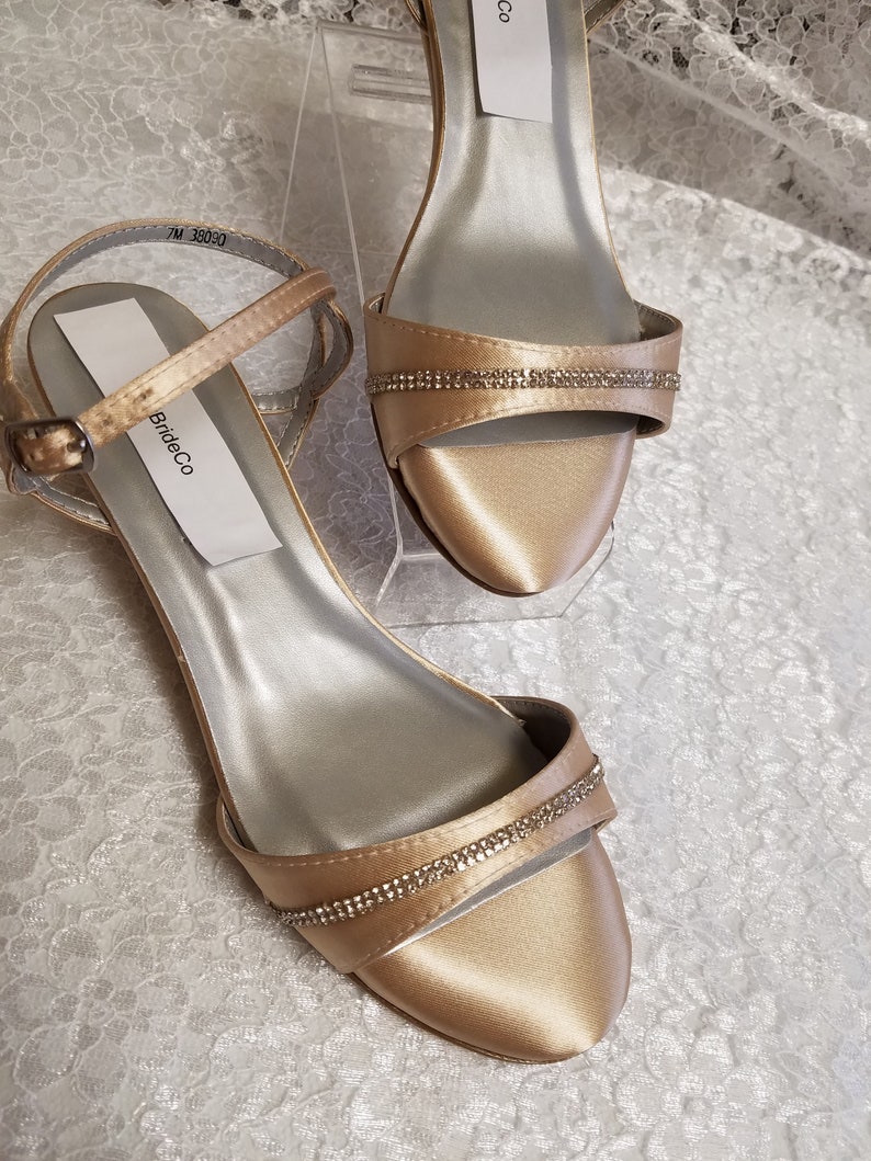 casual shoes with 1 inch heel