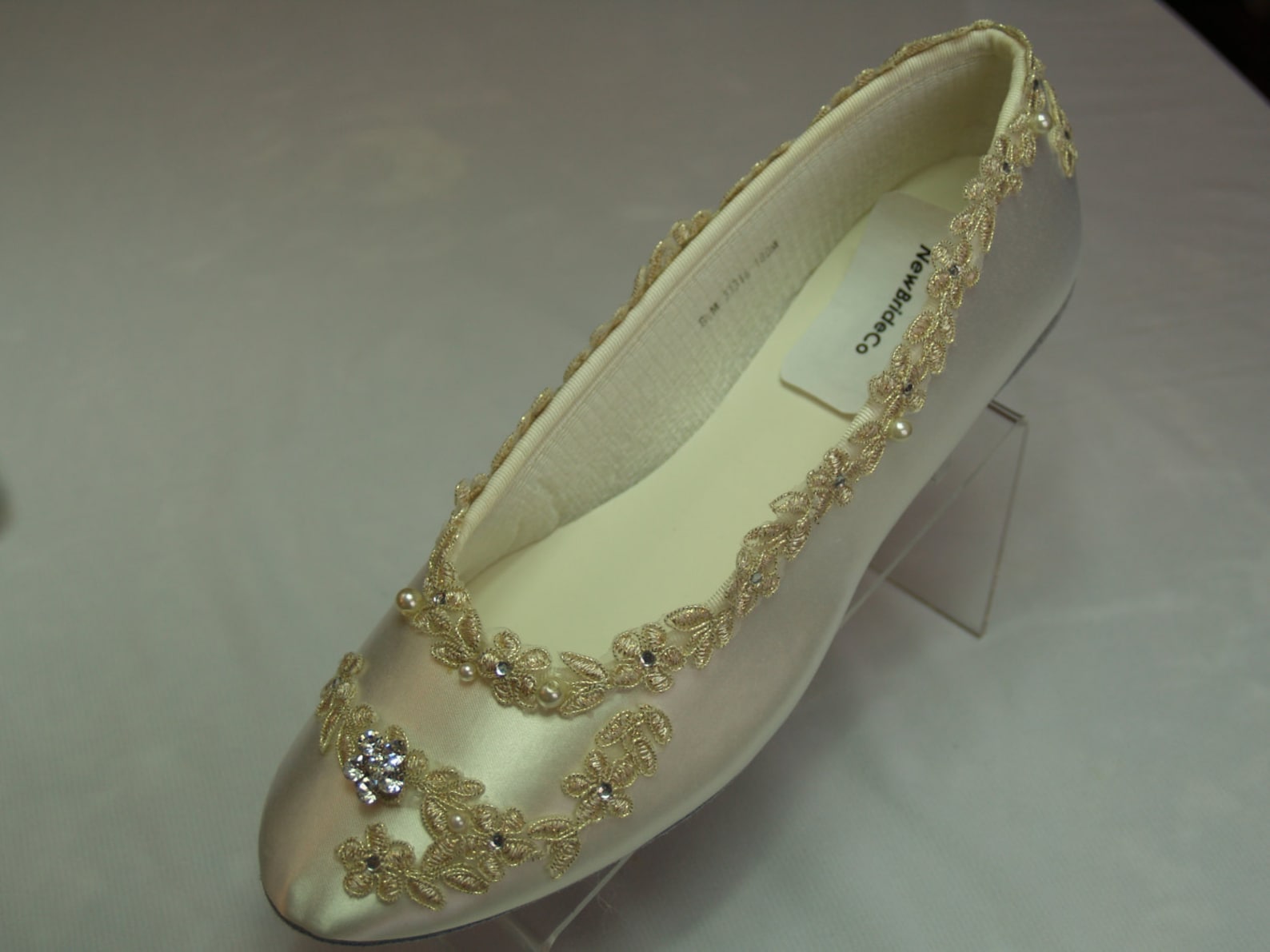 size 8 1/2 flats ivory w/ gold lace applique, wedding in ivory, ballet style slippers, flat closed toe shoes, victorian, gatsby