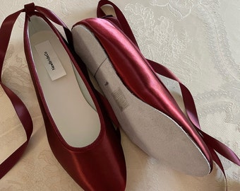 Bailarinas burdeos con tira al tobillo y cordones, transparentes o satinadas; bailarinas de satén color berenjena; zapatillas de satén minimalistas con cordones y cinta para novia.