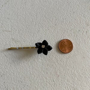 2 kleine zwarte bloem haarspeld, handgemaakt haar organza of satijn kleine bloemen meisje, kleine bloemen haarspeld, kleine bloem op bobbie pin vele kleuren afbeelding 4