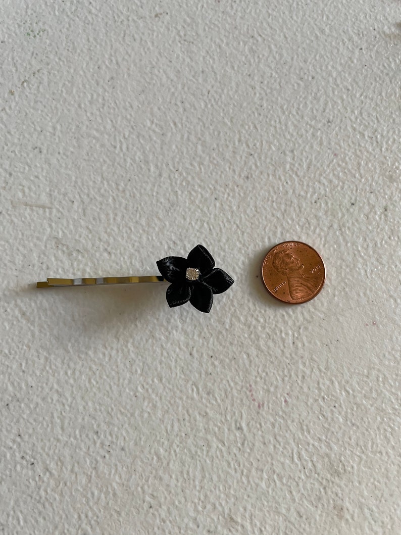 2 kleine zwarte bloem haarspeld, handgemaakt haar organza of satijn kleine bloemen meisje, kleine bloemen haarspeld, kleine bloem op bobbie pin vele kleuren afbeelding 4
