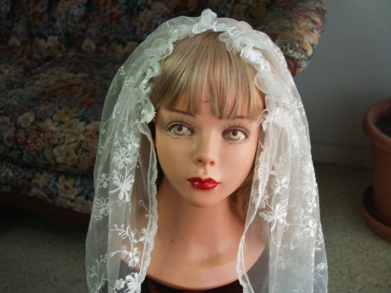 Embroidered mid-length veil. Mid-Length Veil with Metallic Embroidered Trim | David main image 3