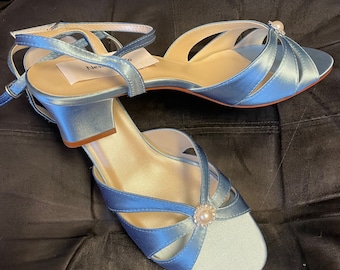 Sandalias de tacón bajo de satén azul polvoriento talla 6.5 M: zapatos con cristales de perla, tacón bajo grueso, tacón de bloque para mayor comodidad, detalle de perla