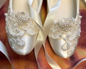 Bailarinas de boda de satén blanco ANCHO: Apliques de encaje, zapatillas de ballet con perlas, cinta, perlas