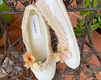 Peach FLOWERS Vegan Flats Ivory Lace, Vintage cotton lace Flats,Ivory lace burlap flowers Vegan Country Chic bridal slippers