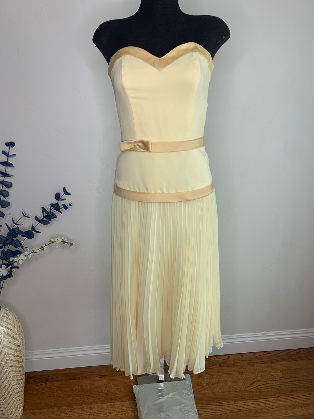 Butter Yellow Chiffon Sweetheart Short Formal Dress Size 6 by Forever ...