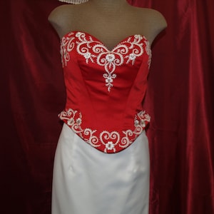 Completo bustier rosso con scollo a cuore e gonna bianca taglia 12, gonna a tromba con strascico, matrimonio di San Valentino, cerimonia di festa, abito da sposa
