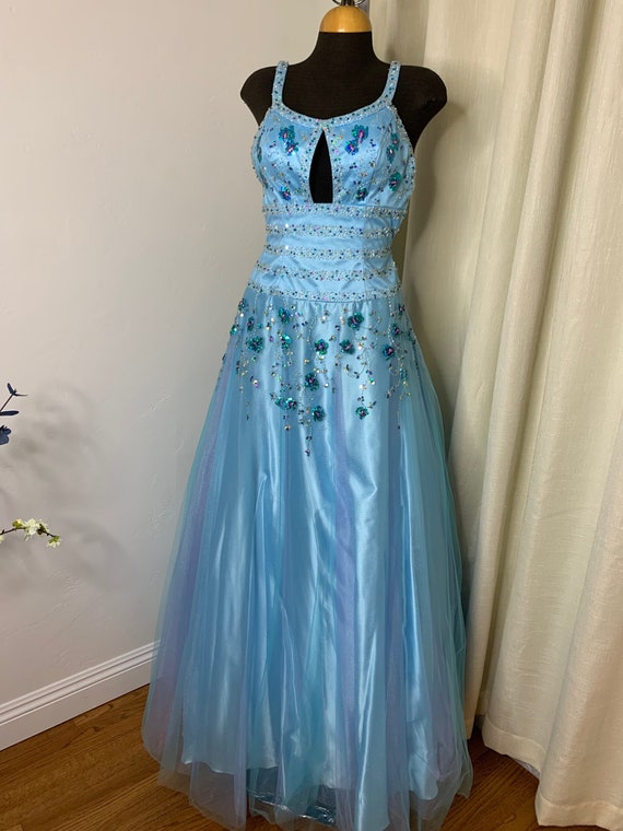 Vestido de fiesta con cuentas en azul cielo y morado, talla