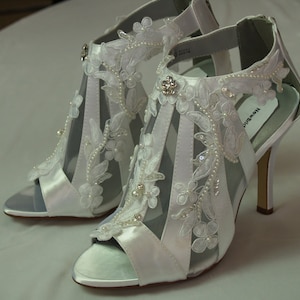 Viktorianische Hochzeitsstiefel, Moderne Schuhe high heels, Spitzenapplikationen, Ankle Booties, Niedrige Stiefel, Moderne Hochzeit Heels, Peep Open Toe
