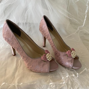 Chaussures à talons en dentelle rose poudré : chaussures de mariage à bout ouvert ivoire