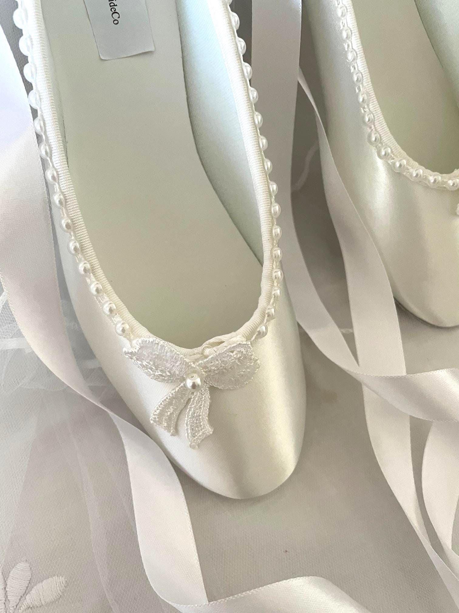 Zapatillas blancas de satén estilo bailarina con lazo de encaje y perlas, zapatos planos minimalistas blancos para boda, zapatillas blancas de novia c