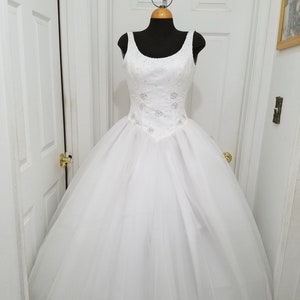 Vintage Full Ballgown with touches of light pink in Size 8, Princess Prom dress in white & pink, No Train dress, XV dress, Sweet 16, Basque