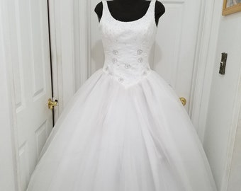 Vintage Full Ballgown with touches of light pink in Size 8, Princess Prom dress in white & pink, No Train dress, XV dress, Sweet 16, Basque