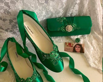 Bailarinas de boda verde esmeralda: zapatos de satén con encaje y cristales.