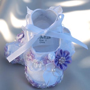 Baby girls Shoes Lavender White sizes 1 to 3, Lilac Flowers, White Satin Mary Janes, Ruffles, Pearls, Baptism, Christening, Presentation,