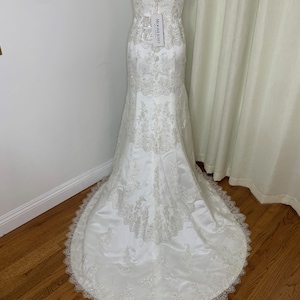 Vintage Strapless Scalloped Lace Bridal Gown in Size 6, Ivory Lace Wedding Gown, Vintage Moonlight wedding dress, Mermaid, Romantic 2000s