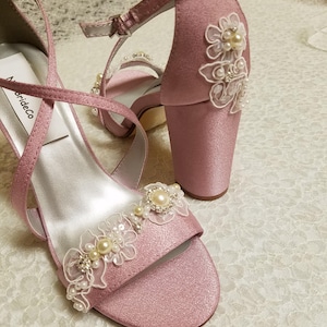 Tamanho 7 1/2 Sapatos de casamento lilás, saltos grossos de noiva enfeitados com muitas pérolas, cristais e renda, saltos quadrados Peep Toe, saltos quadrados de 3 1/4 polegadas,