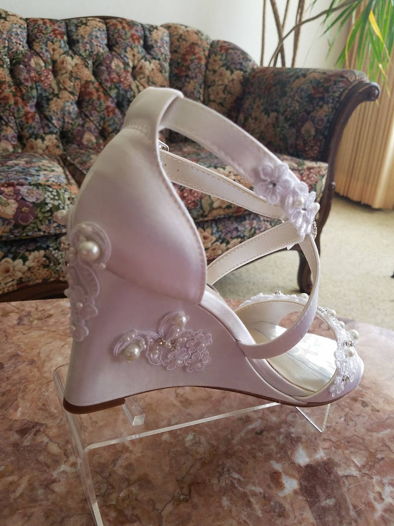 Tamanho 9 Sapatos de casamento de renda branca com tiras cruzadas, Sapatos de noiva altos de cunha branca, apliques de renda branca enfeitados, Pronto para envio imagem 3