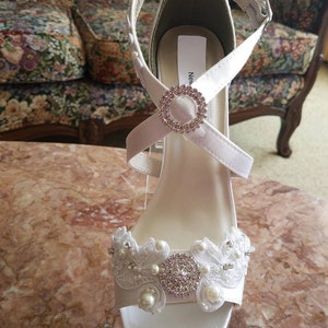 Tamanho 9 Sapatos de casamento de renda branca com tiras cruzadas, Sapatos de noiva altos de cunha branca, apliques de renda branca enfeitados, Pronto para envio imagem 4