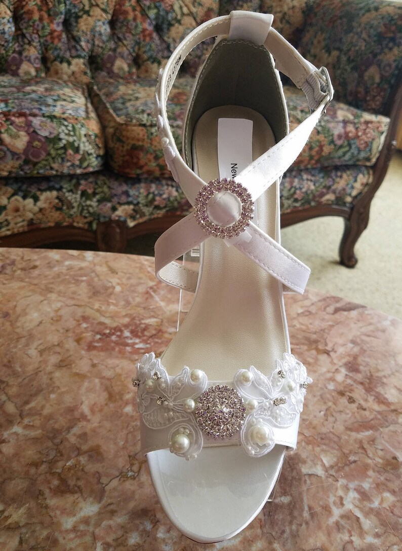 Tamanho 9 Sapatos de casamento de renda branca com tiras cruzadas, Sapatos de noiva altos de cunha branca, apliques de renda branca enfeitados, Pronto para envio imagem 4