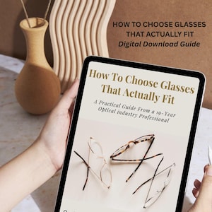以下が含まれることがあります： 「How To Choose Glasses That Actually Fit」というタイトルのデジタルガイドがタブレットに表示されています。19年の光学業界の専門家によるガイドには、さまざまなメガネフレームが掲載されています。画像には「Optical Insight: The Glasses Fit Guide」というテキストが含まれています。