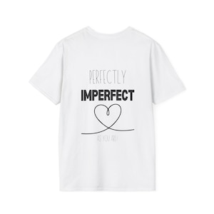 Könnte beinhalten: Weißes T-Shirt mit dem schwarzen Schriftzug "Perfectly Imperfect", einem Herz-Grafik und dem Text "As You Are!". Das T-Shirt besteht aus weichem Stoff und ist für den Alltag geeignet.