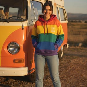 Sudadera Pride Arcoíris | Hoodie LGBTQIA+ Unisex | Sudadera con Capucha Love Is Love | Regalo Festival Orgullo | Ropa Mes del Orgullo