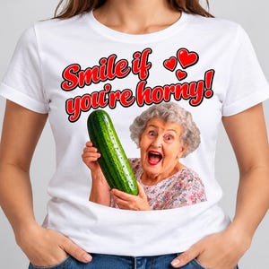 T-shirt Le om du är kåt | Mormorsmeme med gurka | Rolig t-shirt för vuxna | Fräck gåva