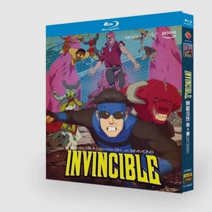 Könnte beinhalten: Blu-ray-Disc der Zeichentrickserie "Invincible" Staffel 4. Das Cover zeigt eine dynamische Illustration mehrerer Charaktere in Aktion, mit dem Titel der Serie in großen gelben Buchstaben. Die Disc befindet sich in einer blauen Hülle.