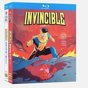 Könnte beinhalten: Blu-ray-Disc-Set der Zeichentrickserie "Invincible" Staffeln 1-2. Das Box-Art zeigt eine dynamische Illustration eines Superhelden in einem gelb-blauen Anzug vor einem feurigen Hintergrund. Der Titel "INVINCIBLE" ist prominent dargestellt.