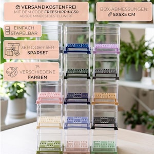 Könnte beinhalten: Ein Stapel aus durchsichtigen Kunststoff-Aufbewahrungsboxen mit farbigen, gitterartigen Böden. Die Boxen sind in drei vertikalen Säulen angeordnet, jede mit einem andersfarbigen Boden in Blau, Schwarz, Lila, Rosa, Gelb und Grün. Der Text BOX-ABMESSUNGEN: 5X5X5 CM ist sichtbar.