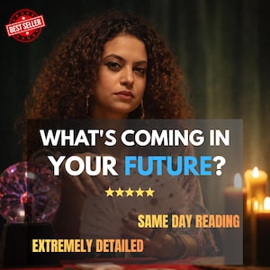Könnte beinhalten: Eine Person mit lockigem Haar hält einen Fächer aus Tarotkarten hinter einer Plasmakugel und Kerzen. Text: WHAT'S COMING IN YOUR FUTURE? FÜNF STERNE, SAME DAY READING, EXTREMELY DETAILED. Rotes BEST SELLER-Abzeichen oben links.