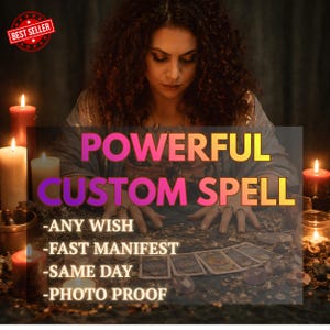 Może przedstawiać: Obraz przedstawia kobietę z kręconymi włosami, otoczoną zapalonymi świecami, z tekstem "POWERFUL CUSTOM SPELL" w czcionce gradientowej. Dodatkowy tekst to "-ANY WISH", "-FAST MANIFEST", "-SAME DAY" i "-PHOTO PROOF". Widoczna jest odznaka "BEST SELLER".