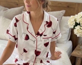 Ensemble de pyjama en satin à imprimé verres de vin rouge | Vêtements de nuit boutonnés à manches courtes pour femmes