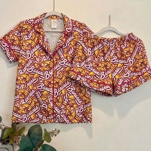 Pu&ograve; includere: Una tazza di ceramica bianca con manico nero e la scritta "But First, Coffee" in nero, in grassetto. La tazza &egrave; su una superficie bianca.